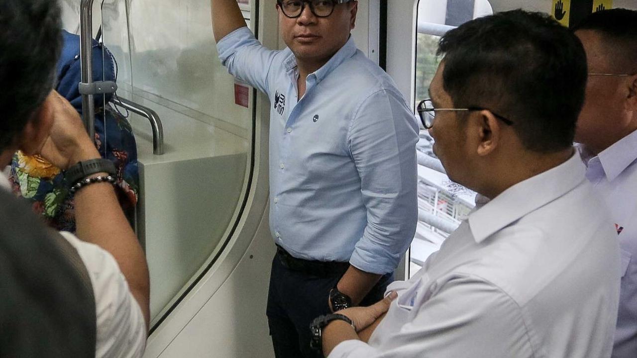 Pada kesempatan itu, Wakil Menteri BUMN Kartika Wirjoatmodjo turut menjajal LRT Jabodebek di Stasiun LRT Dukuh Atas, Jakarta, Senin (21/8/2023).