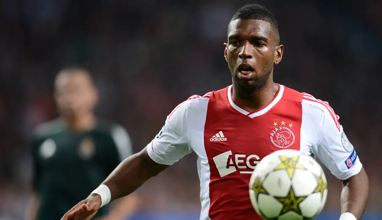 Ryan Babel. Sayap kiri Belanda berusia 35 tahun yang baru saja bergabung dengan klub kasta kedua Liga Turki, Eyupspor ini tercatat 2 kali kembali memperkuat Ajax Amsterdam usai meninggalkannya. Ia memperkuat Ajax pertama kali pada 2003/2004 hingga 2006/2007 dan hijrah ke Liverpool pada awal musim 2007/2008. Ia kembali membela Ajax selama 1 musim pada 2012/2013 usai meninggalkan Hoffenheim dan hijrah ke Kasimpasa pada awal musim 2013/2014. Pada tengah musim 2019/2020 ia kembali membela Ajax selama setengah musim sebagai pemain pinjaman dari Galatasaray. Bersama Ajax ia total tampil dalam 142 laga di semua ajang dengan torehan 30 gol dan 20 assist. (AFP/Franck Fife)