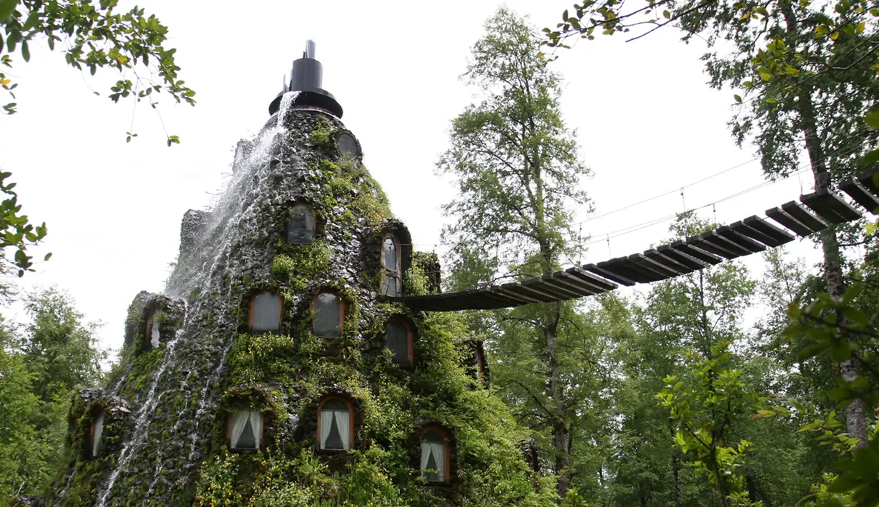 Bila Anda ingin menginap di sebuah tempat dengan suasana alam yang alami dan cantik, mampir ke Chili saja. Di sana terdapat hotel dengan konsep unik dan alami bernama Pondok Magic Mountain. Sensasi hidup layaknya hobit bakal terasa kental.(stayquirky.com)