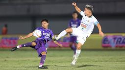 Pemain Persita Tangerang, Fahreza Sudin (kiri) berusaha lepaskan tendangan di depan pemain PSS Sleman, Kim Jeffrey Kurniawan pada laga pekan ke-9 BRI Liga 1 2023/2024 di Stadion Indomilk Arena, Tangerang, Jumat (18/8/2023). (Bola.com/Abdul Aziz)