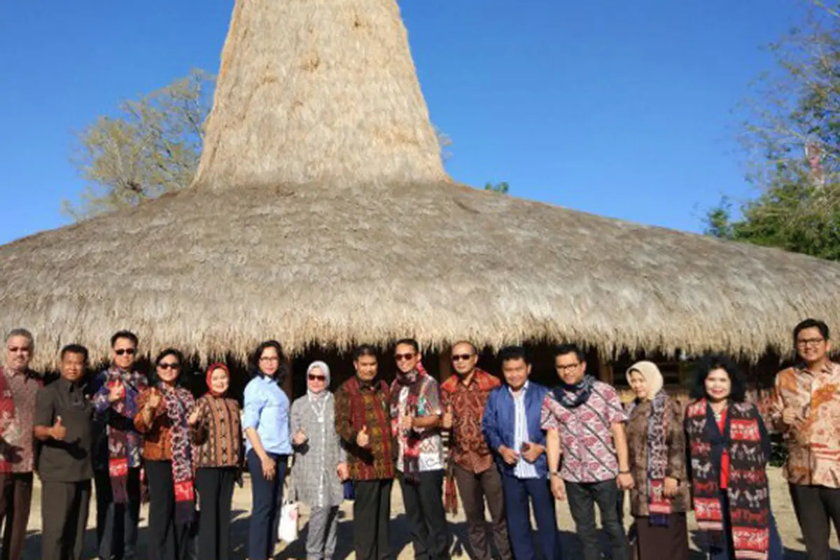 Komisi X DPR RI meninjau Kampung Raja Praliu, Sumba Timur