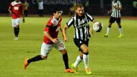 Marco Motta (Juventus - kanan) berebut bola dengan Esteban Vizcara (ISL All Stars) saat berlaga di Stadion GBK Jakarta, (6/8/2014). (Liputan6.com/Helmi Fithriansyah)