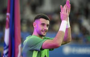 Kiper Barcelona asal Spanyol #01, Joan Garcia, bertepuk tangan sebelum pertandingan Joan Gamper Trophy ke-60 antara FC Barcelona dan Como 1907 di Stadion Johan Cruyff, Barcelona, pada 10 Agustus 2025. (Josep LAGO/AFP)