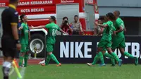 Gelandang Bhayangkara FC, T M Ichsan (kanan) saat merayakan gol ke gawang Persegres Gresik United pada lanjutan Liga 1 di Stadion Patriot Candrabhaga, Bekasi, Minggu (7/5). Bhayangkara FC unggul 2-1. (Liputan6.com/Helmi Fithriansyah)