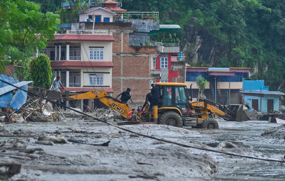 Helikopter Evakuasi Korban Banjir Bandang di Nepal