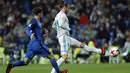 Pemain Real Madrid, Gareth Bale melepaskan umpan saat dibayangi pemain Fuenlabrada, Fran Garcia (kiri) pada laga Copa del Rey babak 32  besar di Santiago Bernabeu stadium, Madrid, (28/11/2017). Real Madrid bermain imbang 2-2. (AP/Francisco Seco)