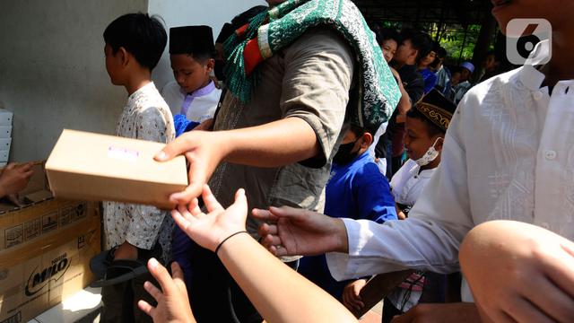 Berbagi Nasi Kotak saat Jumat Berkah