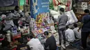 Jemaah menunggu pelaksanaa salat Jumat di Pasar Tanah Abang, Jakarta, Jumat (10/5/2019). Area masjid yang terbatas membuat jemaah harus mengisi selasar dan lorong di area pasar untuk menjalankan salat. (Liputan6.com/Faizal Fanani)