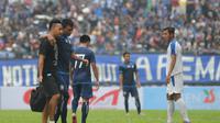 Striker Arema, Dedik Setiawan mengalami cedera saat uji coba versus PSIS Semarang. (Bola.com/Iwan Setiawan)