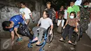Balon Gubernur DKI Jakarta, Sandiaga Uno (tengah) saat ikut serta dalam rangka peringatan Hari Sampah Nasional di Jakarta, Minggu (13/3). Kegiatan ini juga diikuti oleh para penyandang Disabilitas. (Liputan6.com/ Immanuel Antonius)
