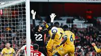 Kemelut di gawang Arsenal saat Crystal Palace melancarkan serangan&nbsp;pada lanjutan Liga Inggris 2024/2025 di Emirates Stadium, Kamis (24/4/2025) dini hari WIB. (Dok. Twitter/@CPFC)