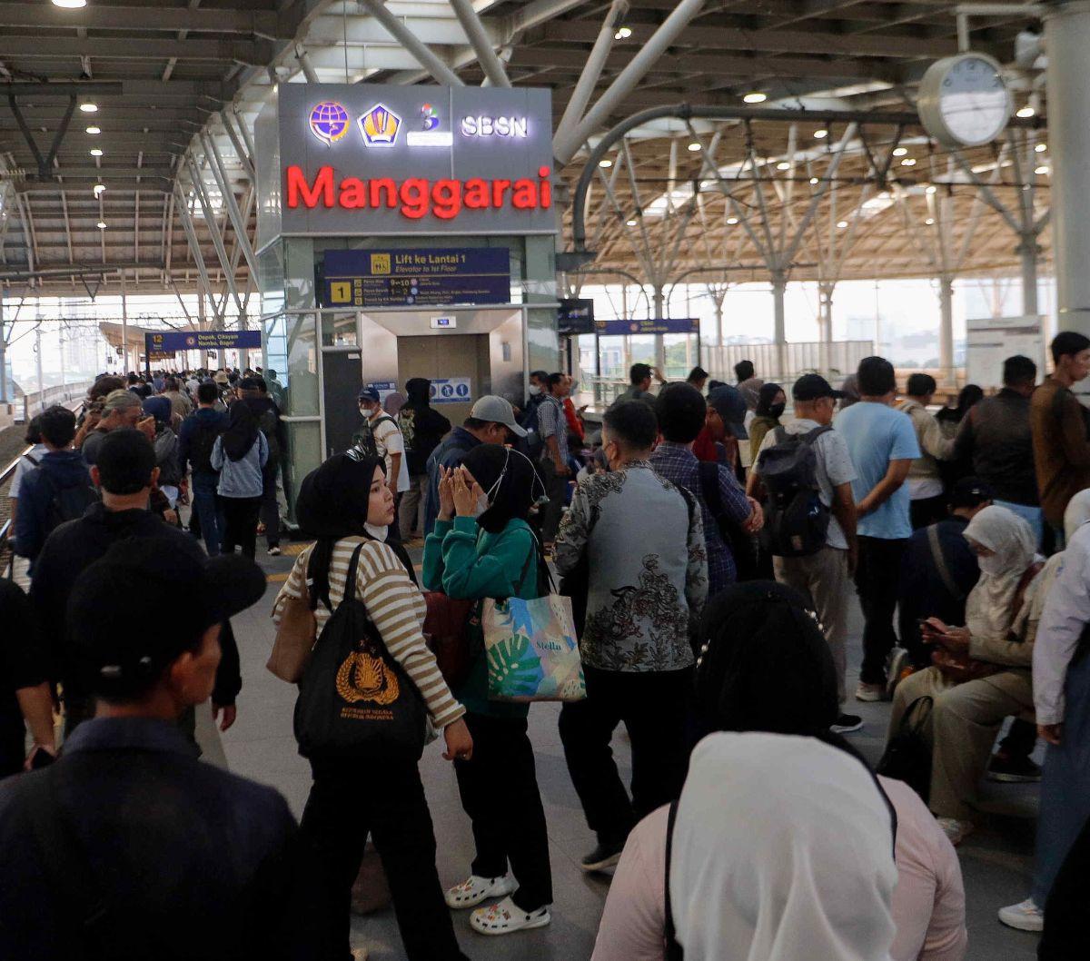 Alat transportasi seperti Kereta Rel Listrik (KRL) Commuterline memang sudah melekat di hati penumpang karena tarifnya yang sangat ramah untuk masyarakat.&nbsp;(Liputan6.com/Herman Zakharia)