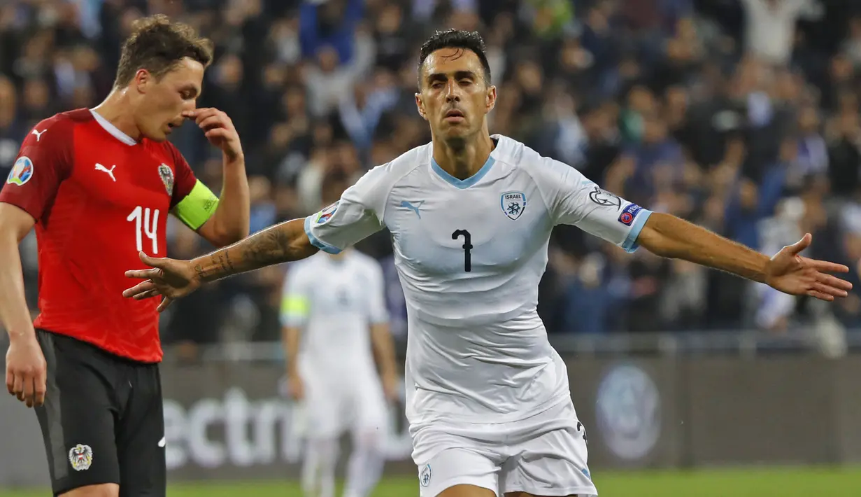 Eran Zahavi. Striker Israel berusia 33 tahun yang memperkuat PSV Eindhoven ini mampu mencetak 11 gol selama fase kualifikasi. Sayang, peluangnya untuk menambah koleksi golnya sirna akibat Israel tak lolos ke putaran final. (AFP/Jack Guez)