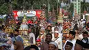 Tradisi mengarak perahu dan pembagian hasil bumi yang telah dilakukan sejak tahun 1939. (merdeka.com/Arie Basuki)