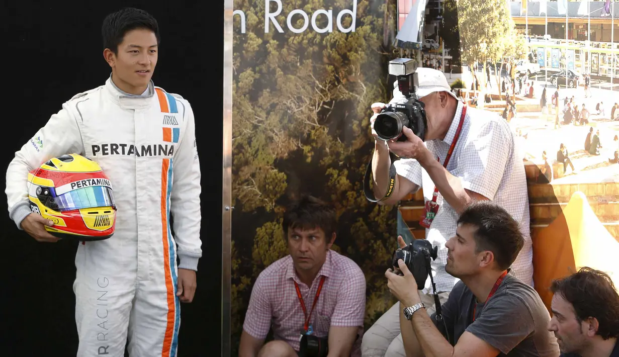 Pebalap Manor Racing F1, Rio Haryanto melakukan sesi foto di Sirkuit Albert Park, Australian Formula One Grand Prix, Melbourne.Kamis (17/3/2016). (REUTERS/Brandon Malone)
