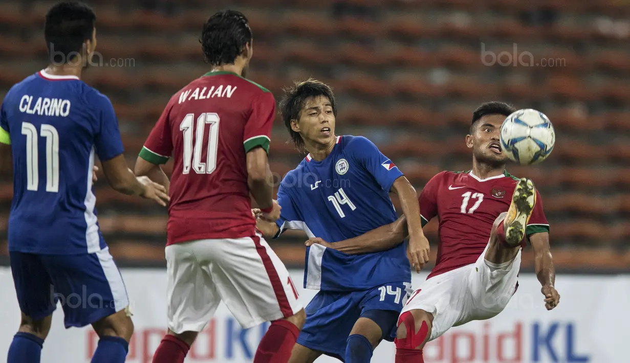 Gelandang Timnas Indonesia, Saddil Ramdani, membuang bola saat melawan Filipina pada laga SEA Games di Stadion Shah Alam, Selangor, Kamis (17/8/2017). Indonesia menang 3-0 atas Filipina. (Bola.com/Vitalis Yogi Trisna)