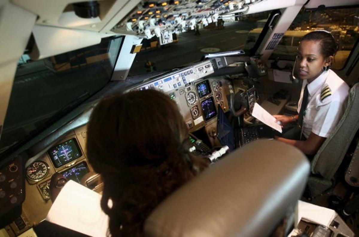 Keren, kru di penerbangan Ethiopian Airlines ini wanita semua