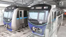 Dua kereta MRT berada di stasiun Lebak bulus Jakarta, Senin (25/2). Pada 5 Maret nanti pihak Kereta MRT akan membuka pendaftaran uji coba umum. Dengan begitu, masyarakat bisa mengikuti progres pembangunan. (Liputan6.com/Angga Yuniar)