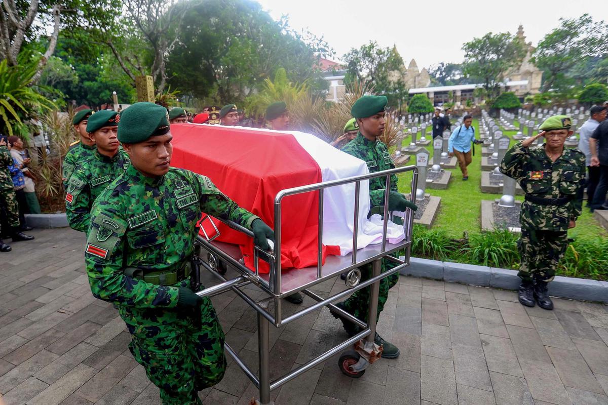 FOTO: Ryamizard Ryacudu Dimakamkan Secara Militer di TMP Kalibata