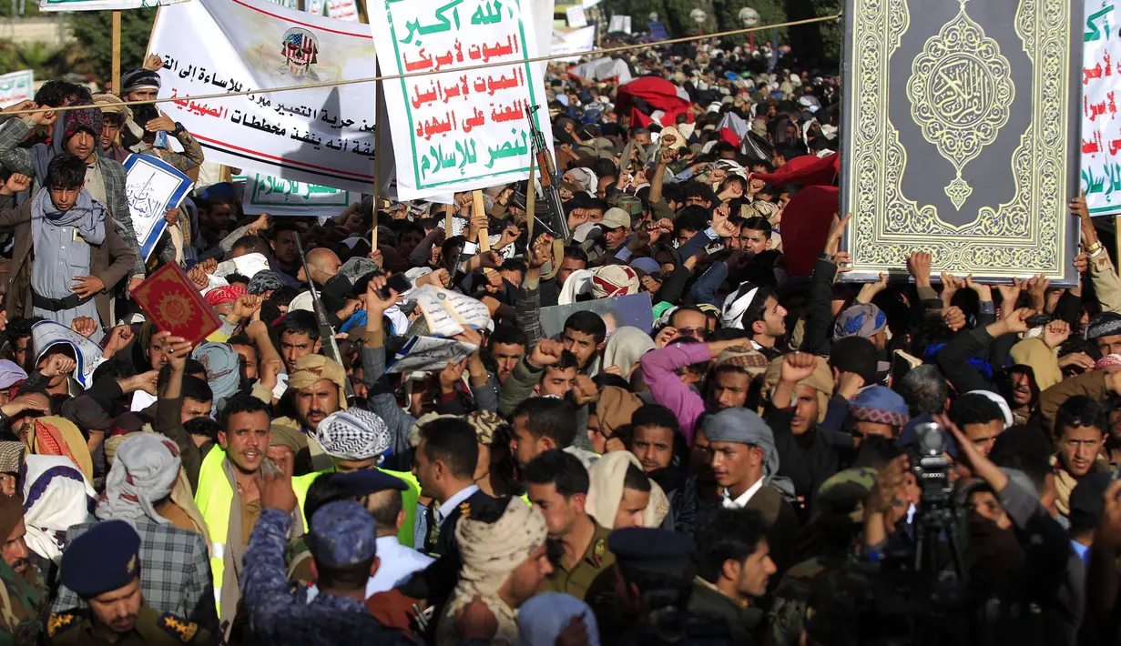 Warga Yaman saat demo mengecam pembakaran Al-Quran oleh seorang politisi Swedia di ibu kota Sanaa pada 23 Januari 2023. Pembakaran Al-Qur'an itu terjadi saat demonstrasi anti-Turki dan upaya Swedia untuk bergabung dengan NATO yang terjadi di Stockholm. (AFP/Mohammed Huwais)