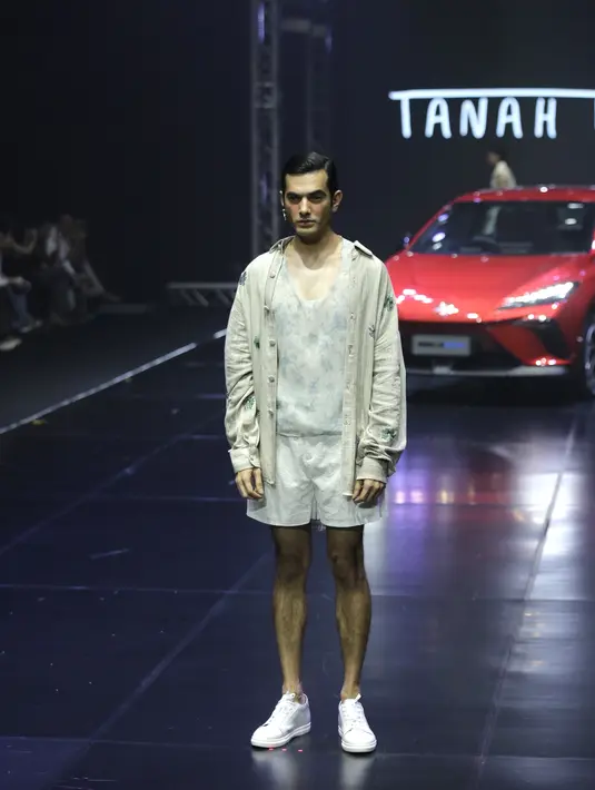 Tanah le Saé kembali mengelaborasikan teknik daur ulang yang menjadi bahan dari koleksi ini