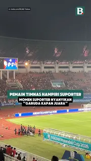 Pemain Timnas Indonesia hampiri suporter usai lawan Vietnam. Momen suporter nyanyikan “Garuda Kapan Juara”