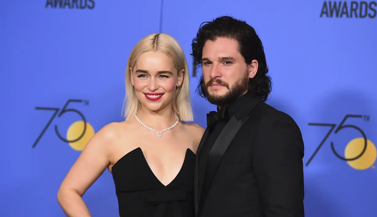 Kiprah Jon Snow yang diperankan oleh Kit Harington sangat menarik untuk ditunggu dalam kelanjutan serial "Game of Thrones" season terakhir ini. Berdua dengan Daenerys Targaryen yang diperankan oleh Emilia Clarke, mereka akan melawan pasukan wild walkers. (Sumber: AP Images)