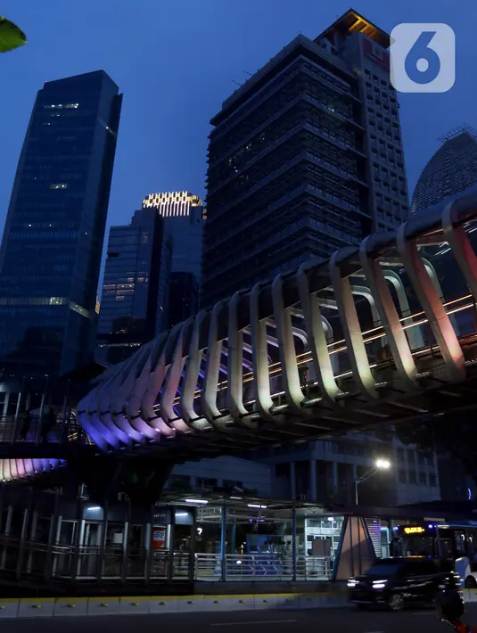 Suasana gedung perkantoran di Jakarta, Sabtu (17/10/2020). International Monetary Fund (IMF) memangkas proyeksi pertumbuhan ekonomi Indonesia 2020 menjadi minus 1,5 persen pada Oktober, lebih rendah dari proyeksi sebelumnya pada Juni sebesar minus 0,3 persen. (Liputan6.com/Johan Tallo)