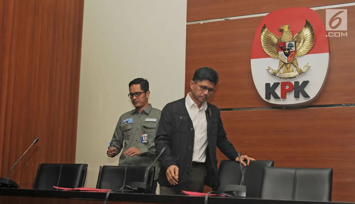 Wakil ketua KPK,  Laode M Syarif (kanan) dan juri bicara KPK, Febri Diansyah jelang konferensi pers di Gedung KPK, Jakarta, Kamis (15/02). KPK menangkap Bupati Lampung Tengah Mustafa. (Liputan6.com/Herman Zakharia)