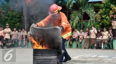Dinas Pemadam Kebakaran (Damkar) menggelar penyuluhan dan sosialisasi singkat mengatasi kebakaran di SDN 04 Pagi, Jagakarsa, Jakarta Selatan, Rabu (21/9). (Liputan6.com/Yoppy Renato)