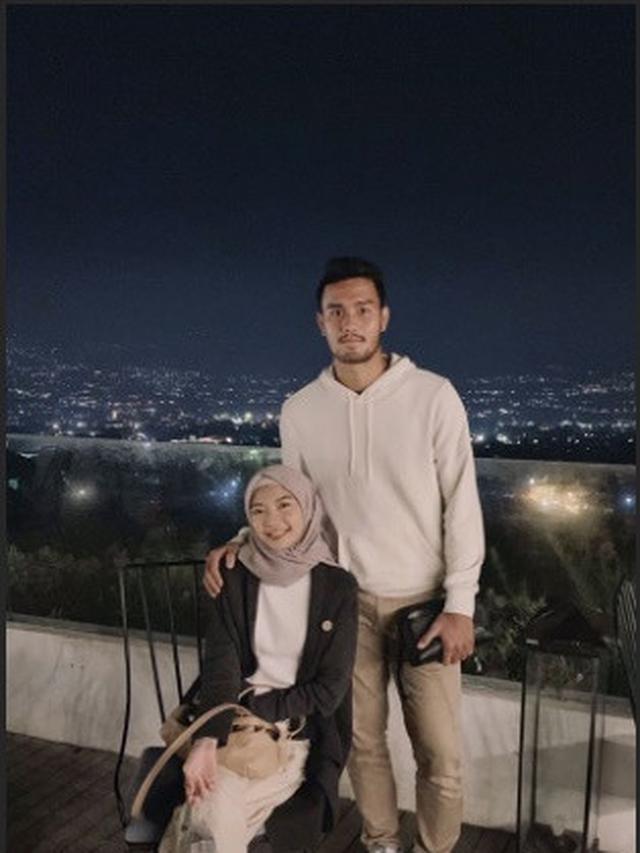 7 Potret Kebersamaan M Rafli Pemain Arema FC dengan Kekasih