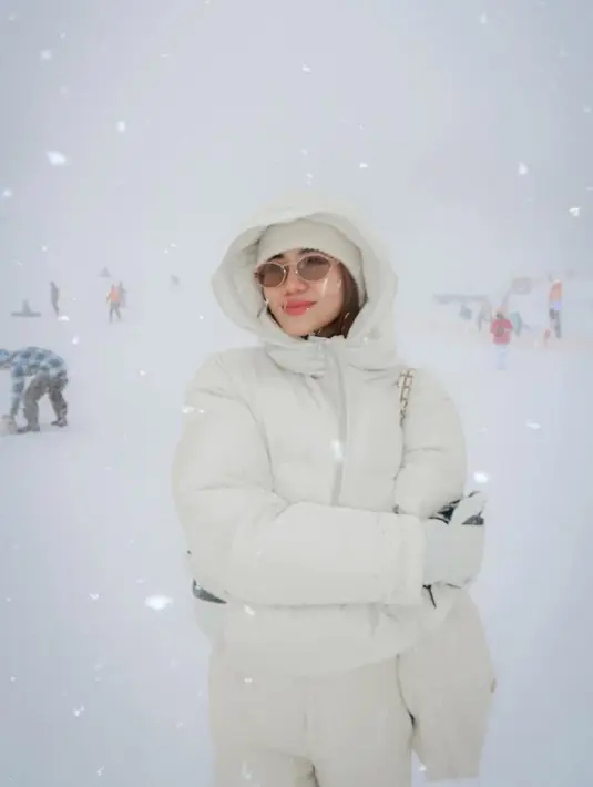 Tak kalah modis, Aaliyah Massaid tampil lebih casual namun tetap memukau. Ia juga mengenakan puffer jacket ivory yang serasi dengan Ashanty, namun menambahkan sentuhan aksesoris yang membuat penampilannya semakin modern.  [@aaliyah.massaid].