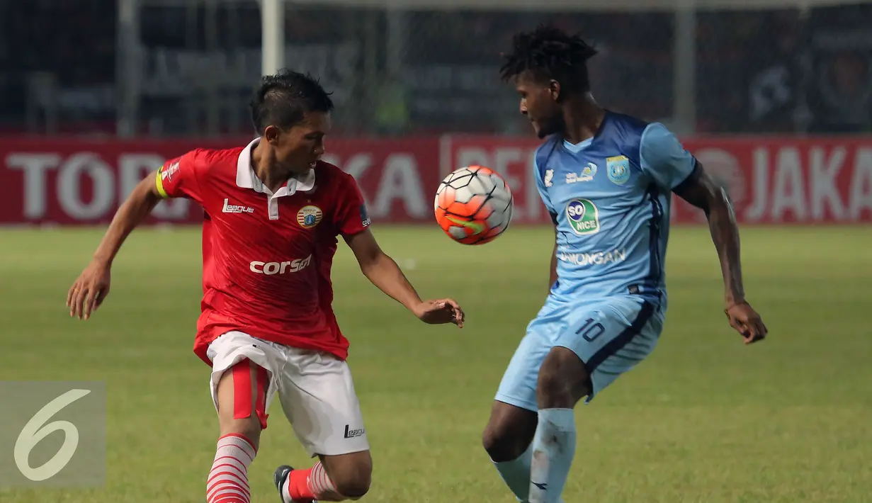 Bek Persija, Ismed Sofyan (kiri) berebut bola dengan penyerang Persela Shane Andre Malcolm pada lanjutan Torabika Soccer Championship presented by IM3 Ooredoo di Stadion GBK Jakarta, Jumat(13/5). Persija menang 2-1. (Liputan6.com/Helmi Fithriansyah)