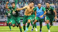 Sayangnya, kembalinya ketiga pemain PSIS Semarang tersebut di Stadion Gelora Bung Tomo harus menelan pil pahit. Mereka ditaklukkan oleh gol tunggal Marselino Ferdinan di waktu injury time babak kedua yang membuat Persebaya Surabaya meraih kemenangan keduanya pada musim ini. (Bola.com/Wahyu Pratama)