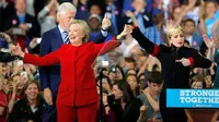 Capres AS dari Partai Demokrat, Hillary Clinton bersama penyanyi Lady Gaga saat kampanye di Releigh, North Carolina, AS (8/11). Pilpres AS 2016 diadakan pada 8 November 2016 dan menjadi pilpres empat tahunan ke-58. (REUTERS/Chris Keane)