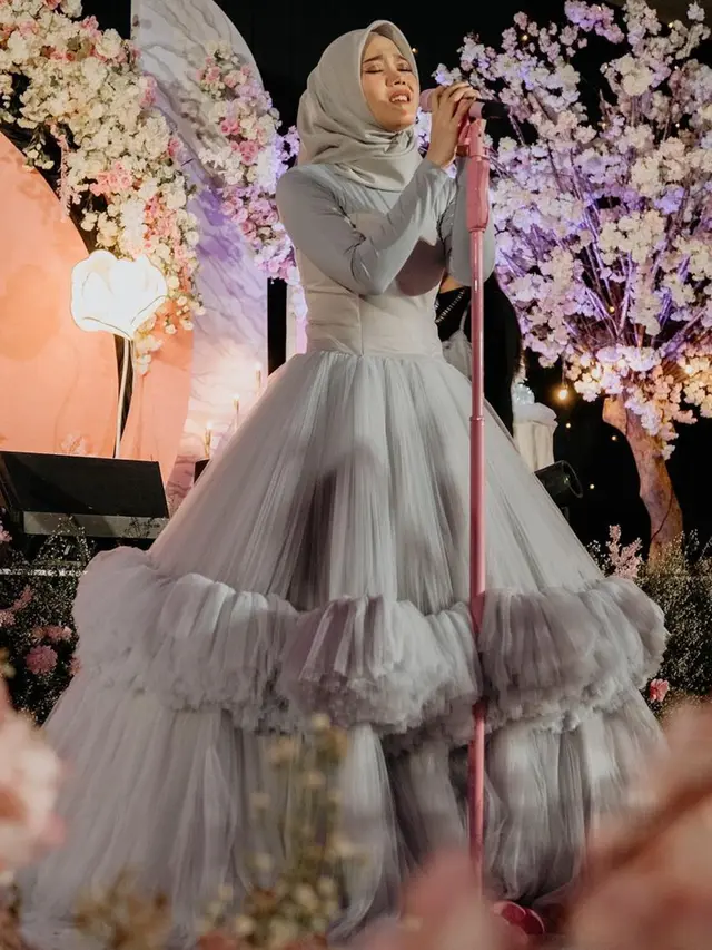 FOTO: Pesona Putri Delina saat Pakai Gaun, Tampil Menawan