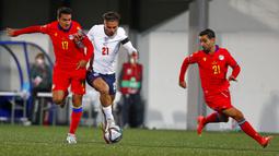 Pemain Inggris Jack Grealish (tengah) menggiring bola melewati para pemain Andorra pada pertandingan kualifikasi Grup I Piala Dunia 2022 di National Stadium, Andorra la Vella, 9 Oktober 2021. Inggris menang 5-0. (AP Photo/Joan Monfort)