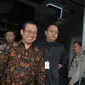 Ekspresi Priyo Budi Santoso usai diperiksa di gedung KPK, Jakarta, Rabu (10/5). Priyo diperiksa sebagai saksi kasus dugaan korupsi pengadaan Alquran di Kemenag Tahun Anggaran 2011-2012. (Liputan6.com/Helmi Afandi)