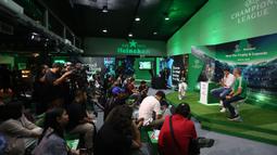 Legenda Real Madrid, Fernando Morientes, hadir dalam acara bertajuk Meet The UEFA Champion League Trophy and Legends di MGP Space SCBD, Jakarta, Jumat (26/4/2024). (Bola.com/M iqbal Ichsan)