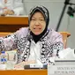 Menteri Sosial Tri Rismaharini mengikuti rapat kerja dengan Komisi VIII DPR di Kompleks Parlemen, Senayan, Jakarta, Rabu (8/2/2023). Rapat membahas tentang pengawasan program bantuan sosial tahun 2022. (Liputan6.com/Faizal Fanani)