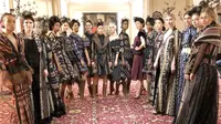 18 koleksi busana LeViCo Tenun NTT dipakai para model di Paris Fashion Week (Liputan6.com/Pool/Julie S Laiskodat)