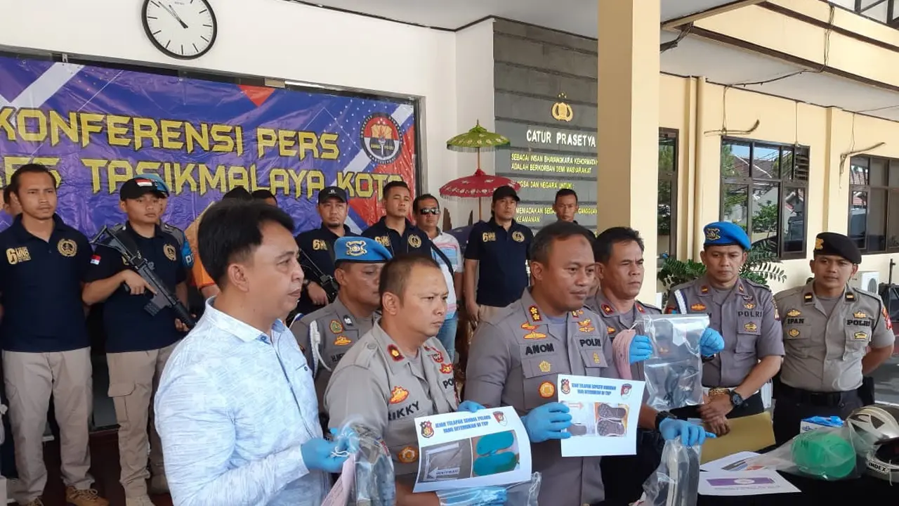 Kapolres Tasikmalaya AKBP Anom Karibianto, menyampaiakn penjelasan kepada awak media, saat rilis kasus pembunuhan siswi SMPN 6 Tasikmalaya, di kantornya, Kamis (27/2/2020).