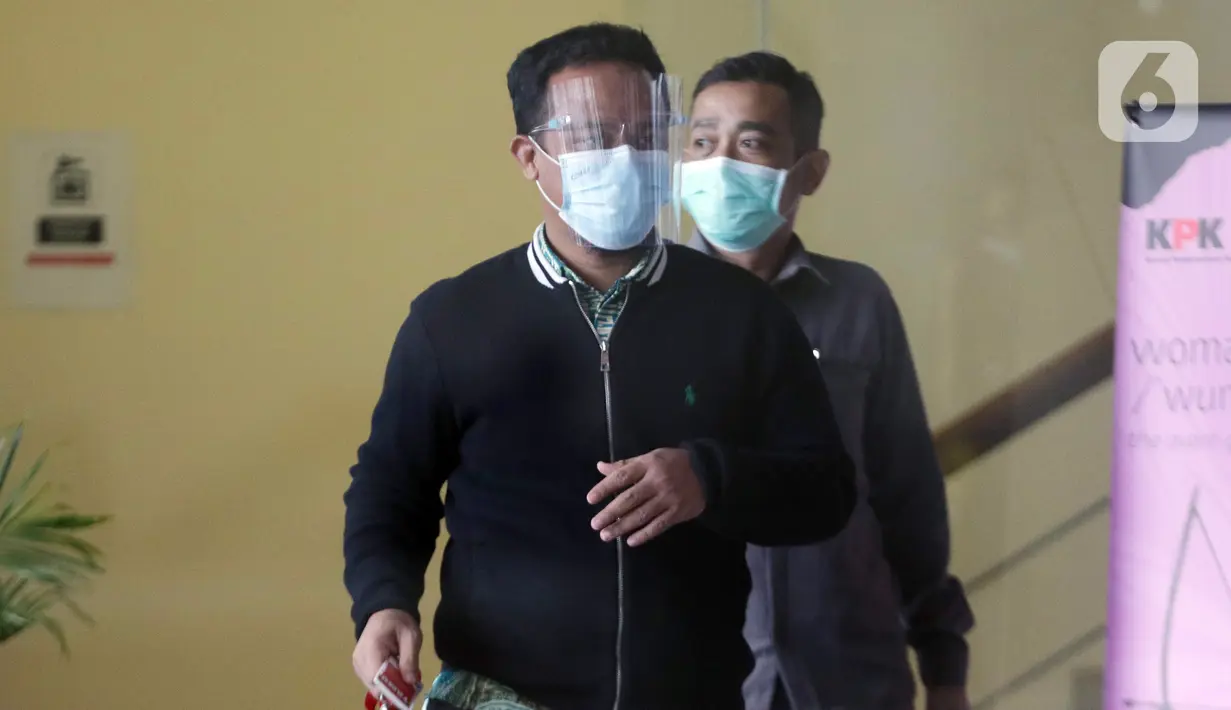Plt Gubernur Sulawesi Selatan, Andi Sudirman Sulaiman usai menjalani pemeriksaan di Gedung KPK, Jakarta, Selasa (23/3/2021). Andi Sudirman diperiksa sebagai saksi untuk Nurdin Abdullah tersangka suap perizinan dan pembangunan infrastruktur Pemprov Sulsel 2020-2021. (Liputan6.com/Helmi Fithriansyah)