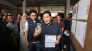 Ketua PSSI, Erick Thohir, menunjukkan Garuda.id saat meninjau lapangan Stadion Utama Gelora Bung Karno (SUGBK), Jakarta, Jumat (11/8/2024). (Bola.com/M Iqbal Ichsan)