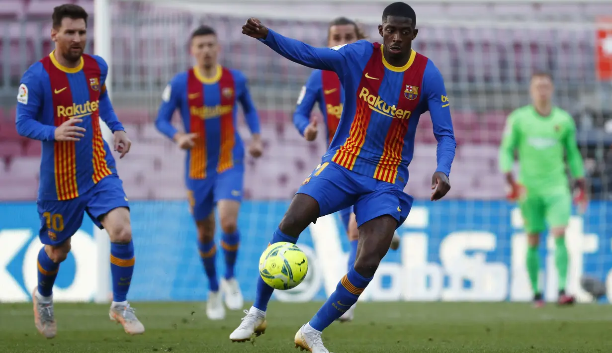 Penyerang Barcelona, Ousmane Dembele mengontrol bola saat bertanding melawan Atletico Madrid pada pertandingan lanjutan La Liga Spanyol di stadion Camp Nou di Barcelona, Spanyol, Sabtu (8/5/2021). Dengan hasil ini, Atletico masih bercokol di peringkat atas dengan 77 poin. (AP Photo / Joan Monfort)