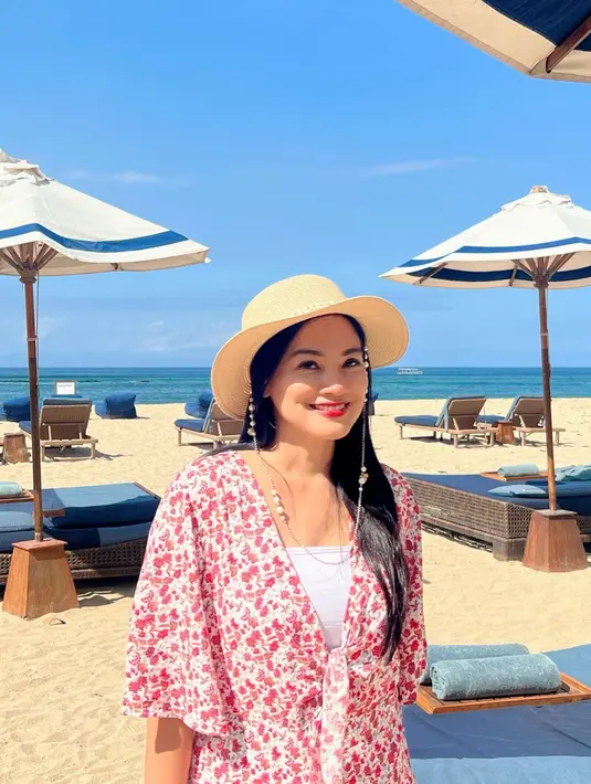 Seru menikmati indahnya suasana pantai di tengah panas yang terik. Titi Kamal tampil dengan busana kasual dengan dilengkapi topi. Terlihat bahwa paras cantiknya tetap terlihat menawan meski sudah terpapar sinar matahari yang terik.(Liputan6.com/IG/titi_kamall)