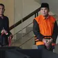 Bupati Jepara Ahmad Marzuqi usai menjalani pemeriksaan oleh penyidik di Gedung KPK, Jakarta, Senin (27/5/2019). Ahmad Marzuqi diperiksa sebagai tersangka terkait dugaan suap dalam putusan praperadilan kasus dugaan korupsi penggunaan dana bantuan parpol di PN Semarang. (merdeka.com/Dwi Narwoko)