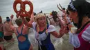 Orang-orang dengan mengenakan kostum warna-warni menyerbu perairan Laut Utara  untuk merayakan akhir pekan pertama Januari 2020 di Ostend, Belgia, Sabtu (4/1/2020). Cuaca dingin tak menghalangi mereka untuk menceburkan diri ke laut yang merupakan salah satu tradisi tahun baru.  (AP/Francisco Seco)