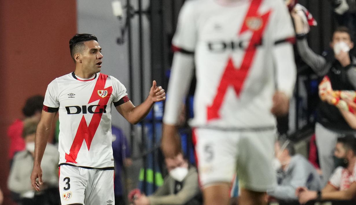 Lemahnya koordinasi lini belakang Barcelona mampu dimanfaatkan dan membuahkan gol tunggal kemenangan Rayo Vallecano yang dicetak oleh eks striker Manchester United dan Atletico Madrid, Radamel Falcao pada menit ke-30. (AP Photo/Manu Fernandez)