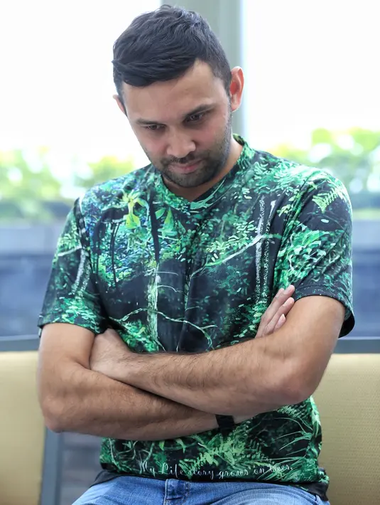 Lelaki yang mengawali kariernya dari dunia modeling ini hanya sekedar mengenalkan gadget pada anak-anaknya. Bukan sebagai sarana mainan game. (Adrian Putra/Bintang.com)